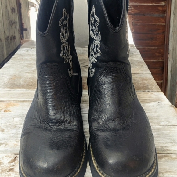 Ropers women's size 11 faux  ostrich with etched flowers. In excellent cond. - Picture 5 of 7